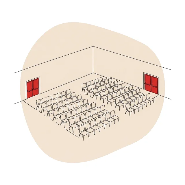 Salle vide avec rangées de chaises et deux portes d’issue de secours mises en évidence